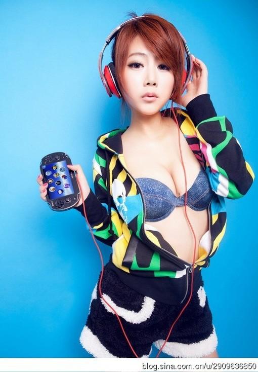 美女小嫩图片夏小薇迷人深沟写真男人_hao12头上美女坐极品图片