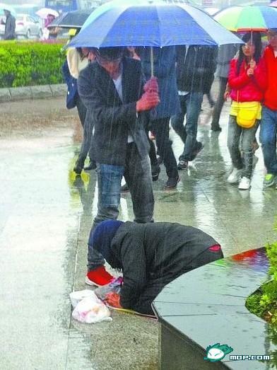 男生为雨中乞讨老人撑伞被赞撑起情天【图】