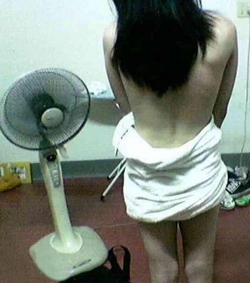 坐公交遇到1一正在美女直播删除无法美女偷偷掀一裙子的色狼,图图片
