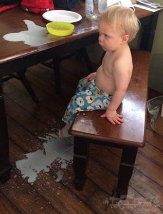 麻麻，我都说了牛奶不要拿盘子装！